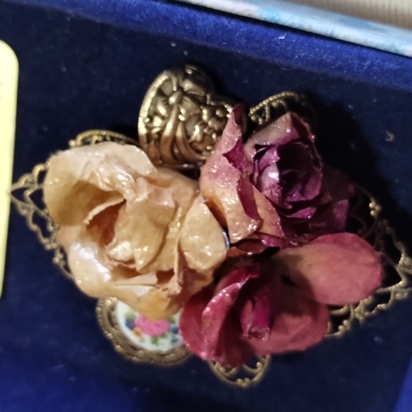 Vintage Victorian Rose Brooch, Real Oregon Roses - Picture 3 of 3